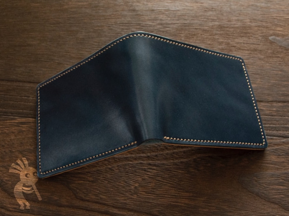 【セール】栃木レザー　手縫い二つ折りカード財布　ネイビーx生成り 2枚目の画像