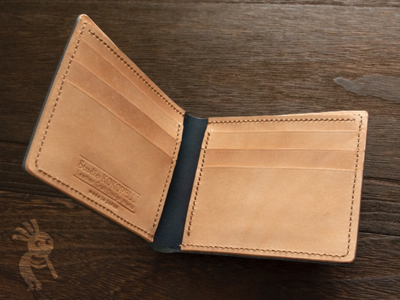 【セール】栃木レザー　手縫い二つ折りカード財布　ネイビーx生成り 3枚目の画像