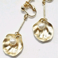 華奢な真珠貝のマーメイドピアス・イヤリング 1枚目の画像