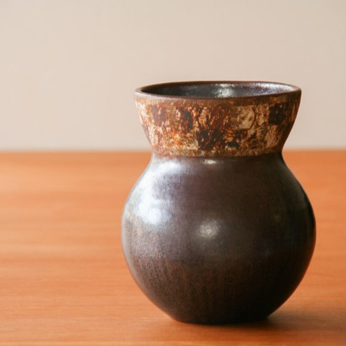 茶色の存在感ある壺(一輪挿し) 茶色の存在感ある壺(一輪挿し)