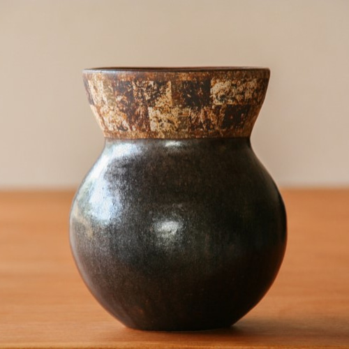 伊豆土のアフリカ壺（黒釉） 一輪挿し・花瓶・花器 古荘美紀