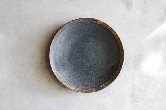 伊豆土リムの八寸皿（黒釉） 1枚目の画像