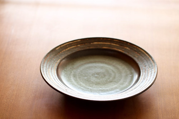 伊豆土リムストライプの九寸皿（黒釉） 2枚目の画像