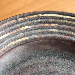 伊豆土リムストライプの九寸皿（黒釉） 4枚目の画像