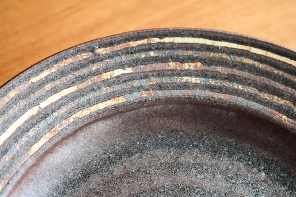 伊豆土リムストライプの九寸皿（黒釉） 4枚目の画像