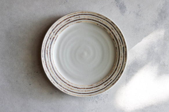 伊豆土リムストライプの九寸皿（白釉） 1枚目の画像