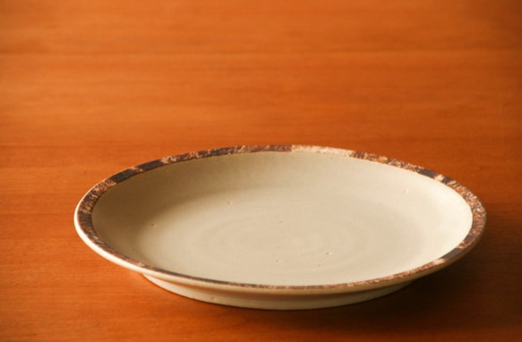 白釉九寸皿（リム伊豆土）（T様ご予約用） 1枚目の画像