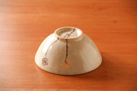 白釉碗（花意象土紋） 第5張的照片