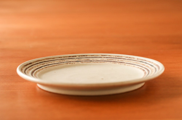 伊豆土條紋裝飾邊六寸盤（白釉） 第2張的照片
