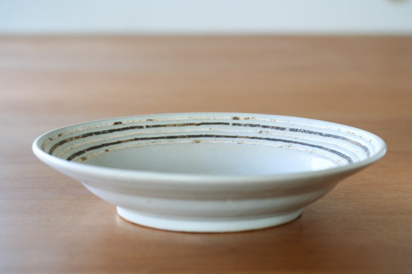 伊豆土リムストライプの八寸浅鉢（白釉） 3枚目の画像