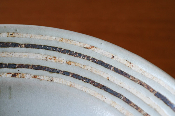 伊豆土リムストライプの八寸浅鉢（白釉） 4枚目の画像
