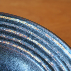伊豆土リムストライプの八寸浅鉢（黒釉） 4枚目の画像