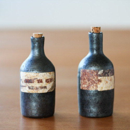 花の彫刻付き陶器ボトル古道具骨董 骨董市のワインボトル mini（1個） 一輪挿し・花瓶・花器 古荘美紀