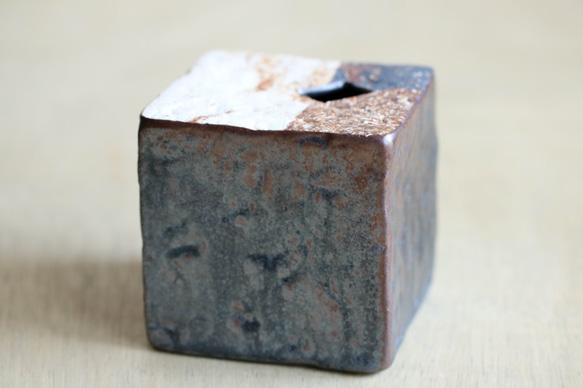 四角いブロックの花器（黒釉） 2枚目の画像