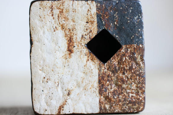 四角いブロックの花器（黒釉） 3枚目の画像