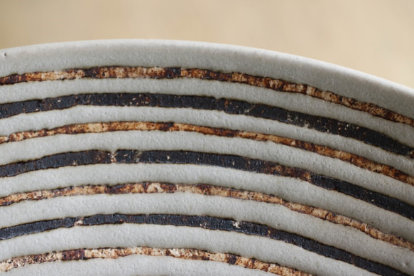 伊豆土リムストライプの大鉢（白釉） 4枚目の画像