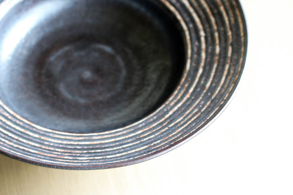伊豆土リムストライプの大鉢（黒釉） 1枚目の画像