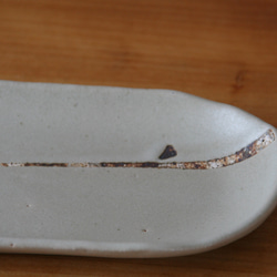 伊豆土のlineの長皿（白釉） 2枚目の画像