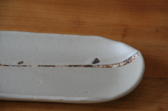 伊豆土のlineの長皿（白釉） 2枚目の画像