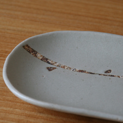 伊豆土のlineの長皿（白釉） 4枚目の画像