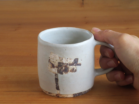伊豆土のハナのマグカップ（白釉） 4枚目の画像