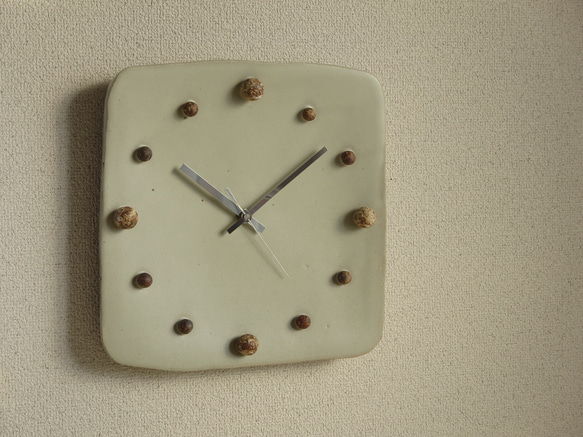 clay pieceの掛時計（白釉） 1枚目の画像