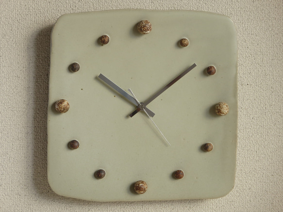 clay pieceの掛時計（白釉） 2枚目の画像