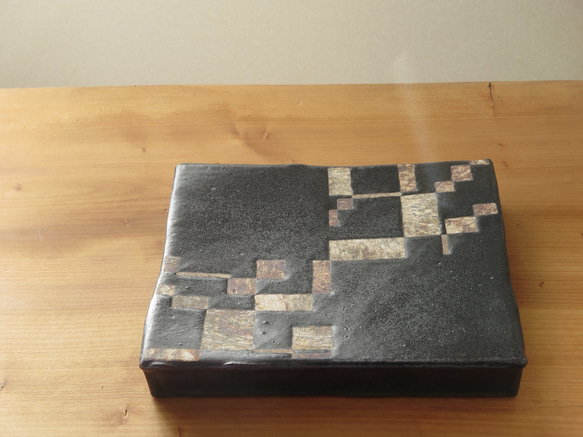 黒釉九寸台皿（puzzle） 1枚目の画像