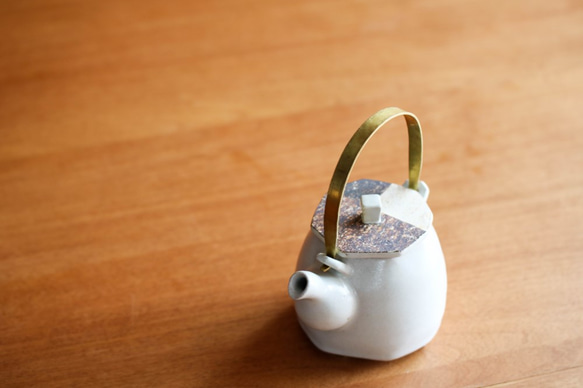 白色釉変八角形陶器茶壺 第1張的照片