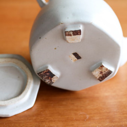 白色釉変八角形陶器茶壺 第5張的照片