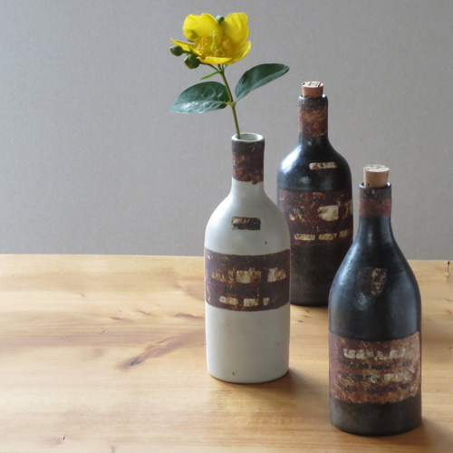 ワインボトルの一輪挿し （白釉・黒釉）（1個） 一輪挿し・花瓶・花器