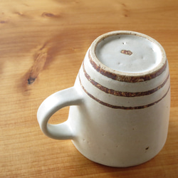 伊豆土のストライプのマグカップ（白釉） 5枚目の画像