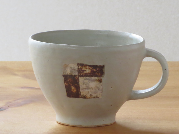 伊豆土フラッグのたっぷりマグカップ（白釉） 2枚目の画像