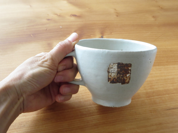伊豆土フラッグのたっぷりマグカップ（白釉） 3枚目の画像