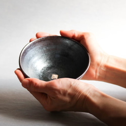 黒釉飯碗（変七角高台）（大） 5枚目の画像
