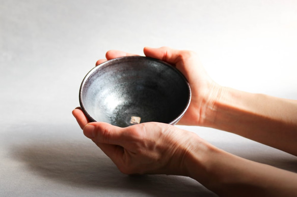 黒釉飯碗（変七角高台）（大） 5枚目の画像