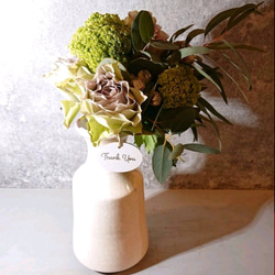 【再販】フラワー ギフト プレゼント ”生花 小さなバラのブーケと花瓶”　 花 ローズ フラワー ベージュ 2枚目の画像
