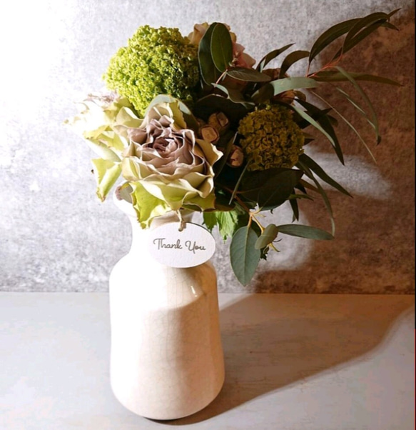 【再販】フラワー ギフト プレゼント ”生花 小さなバラのブーケと花瓶”　 花 ローズ フラワー ベージュ 2枚目の画像