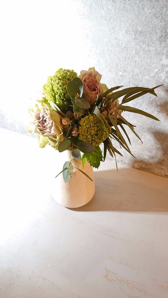 【再販】フラワー ギフト プレゼント ”生花 小さなバラのブーケと花瓶”　 花 ローズ フラワー ベージュ 4枚目の画像