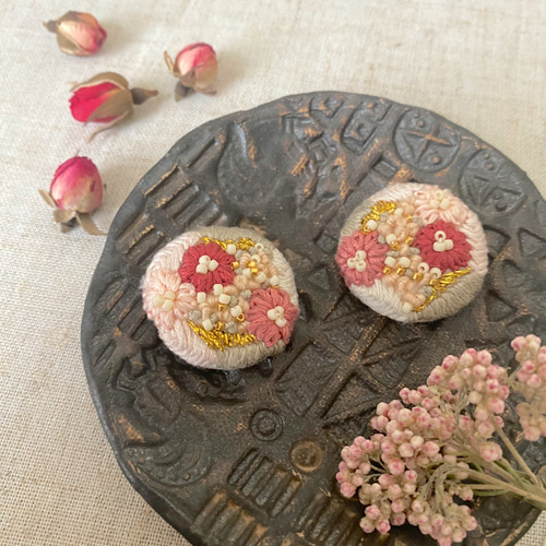 旬を纏うアクセサリー「モモ」手刺繍ピアス(イヤリング変更◯) ピアス  