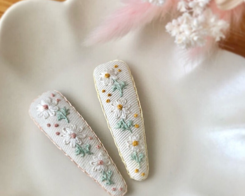 お花 編み刺繍 パッチンピン ベビーヘアクリップ ヘアピン ヘアアクセサリー 🩷🩷🩷 ヘアピン 色々編みました！ クリップタイプのピンと