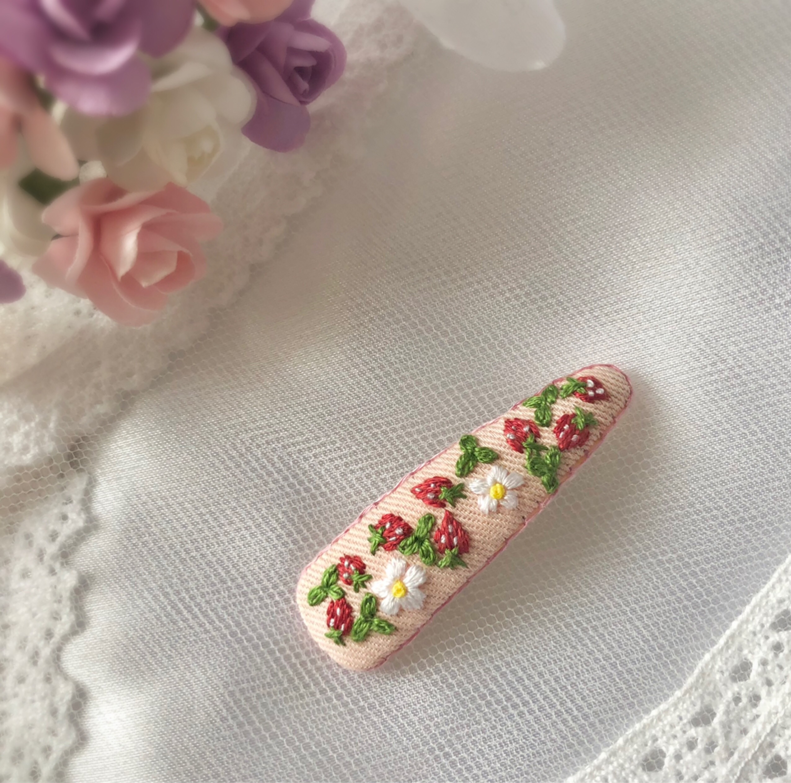 粒々いちごの刺繍パッチンピン ヘアクリップ ヘアピン ベビー キッズ