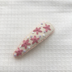 ピンク小花の刺繍パッチンピン　ヘアクリップ　ヘアピン　ベビー　キッズ 2枚目の画像