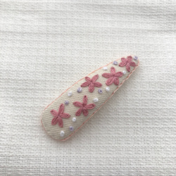 ピンク小花の刺繍パッチンピン　ヘアクリップ　ヘアピン　ベビー　キッズ 3枚目の画像