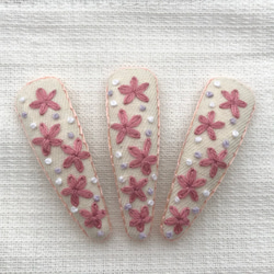 ピンク小花の刺繍パッチンピン　ヘアクリップ　ヘアピン　ベビー　キッズ 5枚目の画像
