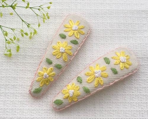 お花 編み刺繍 パッチンピン ベビーヘアクリップ ヘアピン ヘアアクセサリー 手刺繍パッチンピン「ふたつのお花」 ヘアピン さゆき工房 通販