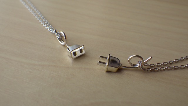 プラグとコンセントのペアネックレス