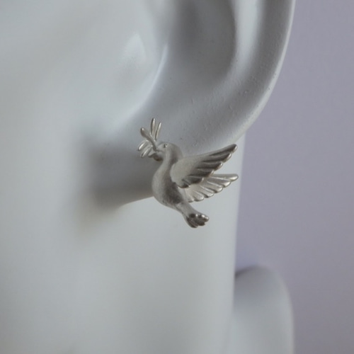 鳩のピアス ピアス（スタッド・一粒） t 通販 7255765｜Creema(クリーマ)