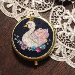 ピルケース　白鳥　刺繍　手刺繍　ししゅう　ビーズ　ハンドメイド　スパンコール 6枚目の画像