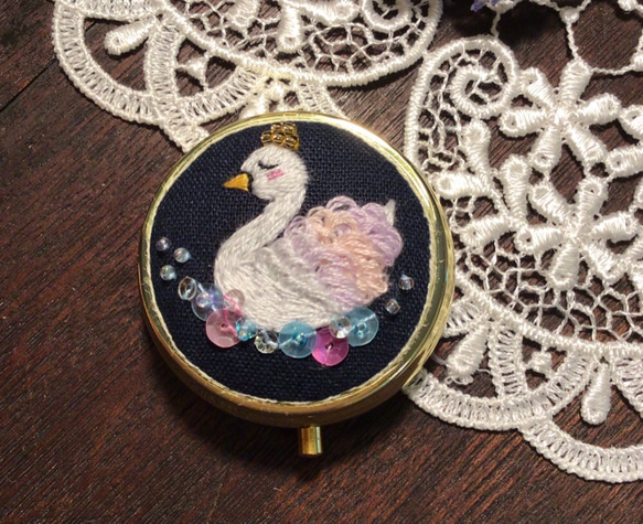 ピルケース　白鳥　刺繍　手刺繍　ししゅう　ビーズ　ハンドメイド　スパンコール 6枚目の画像